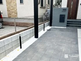 ポールライトが導くインターロッキングアプローチ[施工後]