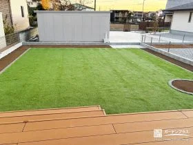 ウッドデッキへとスムーズにつながる人工芝の庭[施工後]