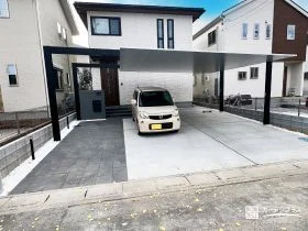 梁延長カーポートが映える、動線と陰影が美しい新築外構