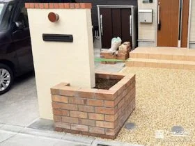 塗り壁門柱とレンガ花壇で、温もりある門まわりに[施工後]