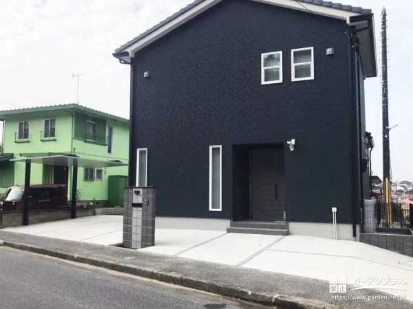 No.28135 ブラック外観に映える統一感と使いやすさを備えた新築外構[施工後]