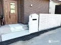 プライバシーを明るく守る、ナチュラルな洋風デザインの門まわり