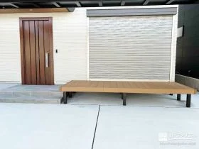 玄関横に広がる、使いやすいウッドデッキ
