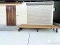 玄関横に広がる、使いやすいウッドデッキ