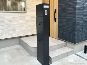 マットブラックの門柱で玄関前をすっきり整えたリフォーム工事