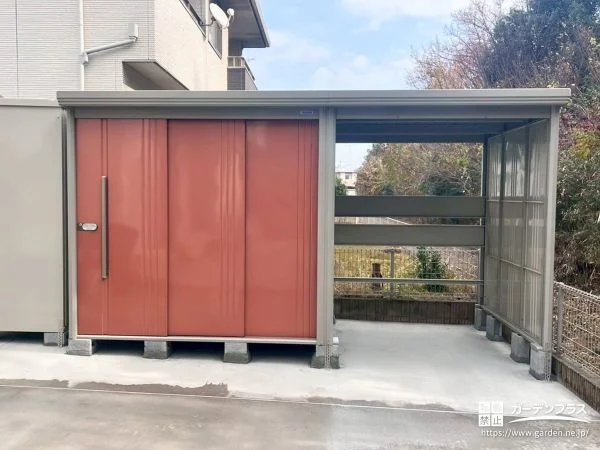 大容量でもすっきり納まる多機能物置