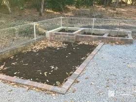 庭まわりを引き締める、レンガの花壇スペース[施工後]
