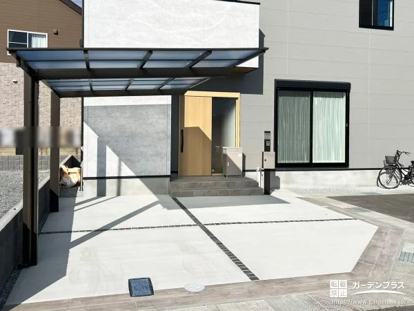 木目調タイルの目地がアクセントとなった駐車スペース周り工事