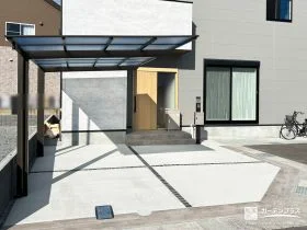 木目調タイルの目地がアクセントとなった駐車スペース周り工事