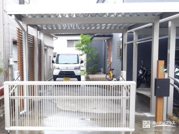 No.28145 木調のパネルをカーポートに取り付け視線をカットした工事[施工後]