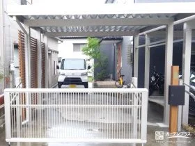 木調のパネルをカーポートに取り付け視線をカットした工事