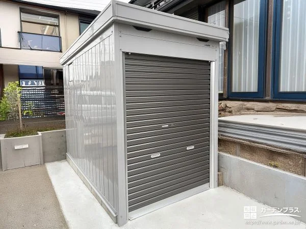 頑丈なバイク保管庫と機能門柱の設置で玄関周りを整えた工事