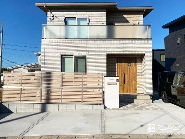 シンプルナチュラルに整える、視線に配慮した新築外構