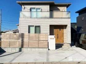 シンプルナチュラルに整える、視線に配慮した新築外構