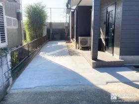 玄関周りに土間コンクリートを打ちしっかりと雑草対策した工事