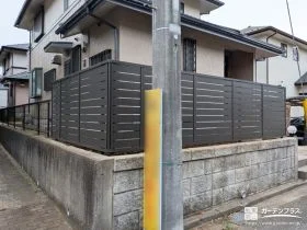 既存の植栽を整理し目隠しフェンスで印象を一新した外構工事