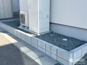 砂利敷きでお手入れを楽にした犬走り[施工後]