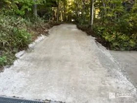 砂利敷きで斜路をお車で走行しやすく整えた通路の整備工事
