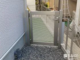 犬走り境界に設置したシンプルなフェンス[施工後]