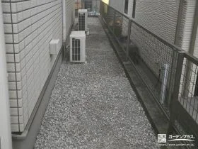 砂利で雑草の発生を防いだ犬走り[施工後]