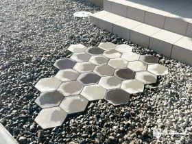 動線を整える六角形のインターロッキングアプローチ