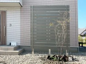 視線を和らかく遮る目隠しフェンス