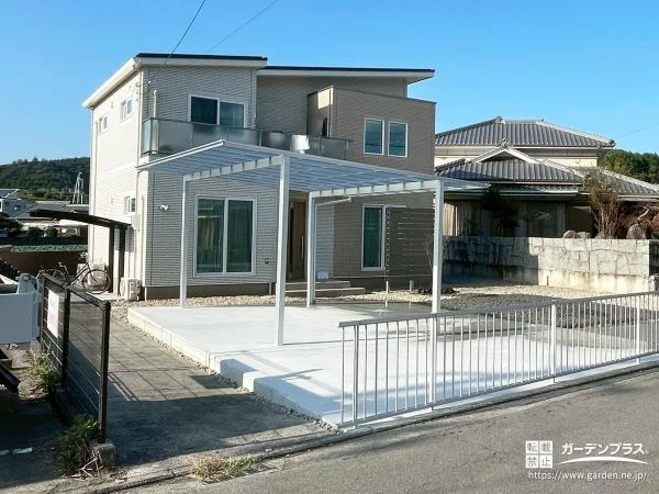 広い敷地を心地よく使い分ける、屋根とフェンスで整えた新築外構