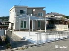 広い敷地を心地よく使い分ける、屋根とフェンスで整えた新築外構