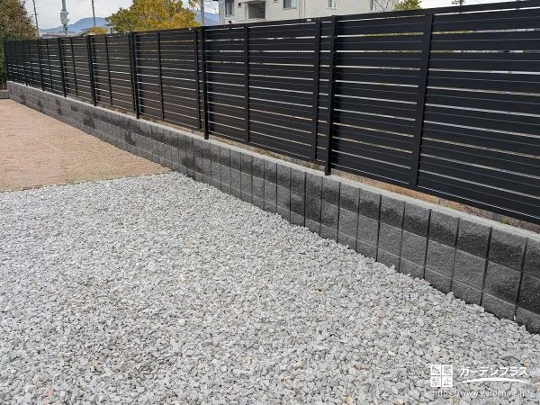 ブラックの横板フェンスで敷地境界をすっきり整えた目隠し工事