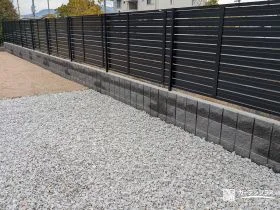 ブラックの横板フェンスで敷地境界をすっきり整えた目隠し工事