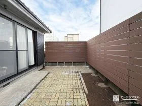 目隠しフェンスで囲いワンちゃんとのびのび過ごせるお庭工事