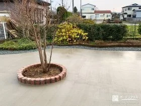 ピンコロで囲んだ可愛らしい花壇が映えるコンクリートのお庭工事