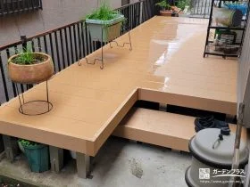 段差を活かしたウッドデッキで使いやすさを高めたお庭工事