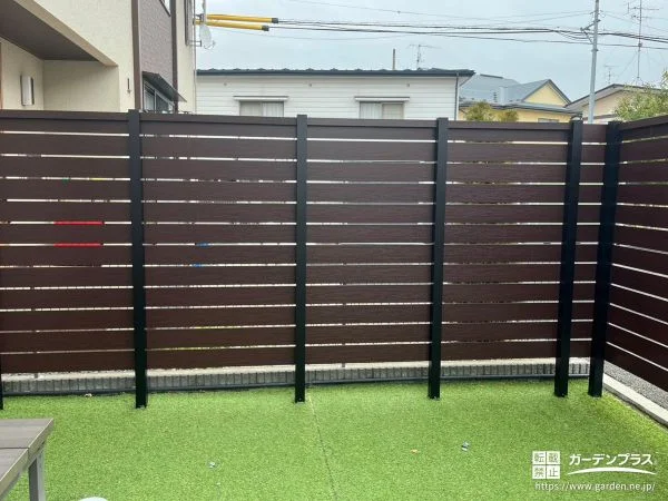 目隠しフェンスを設置し圧迫感を与えずに敷地境界を区切った工事