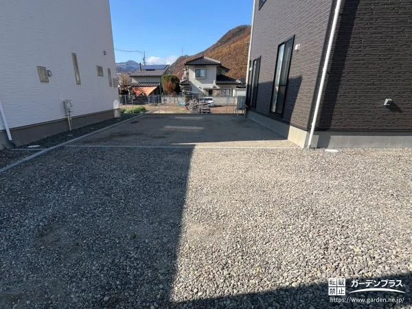 防草シートと砂利の敷設によりお庭をすっきり整えた雑草対策工事