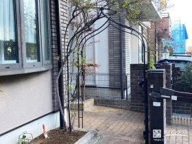 つる植物を絡ませるのに最適なガーデンアーチ[施工後]