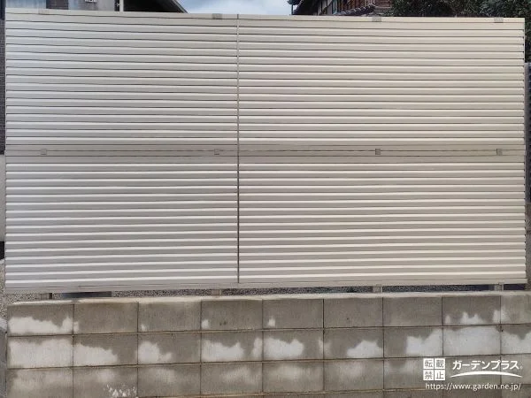 シンプルでスタイリッシュなフェンスでプライバシーを守った工事