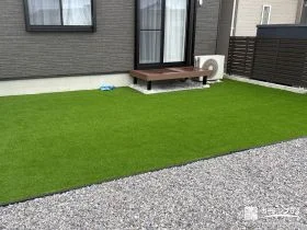 人工芝と白砕石で明るく整えたウッドデッキ前に広がるお庭工事