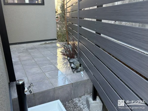 木目調が優しい印象の目隠しフェンス