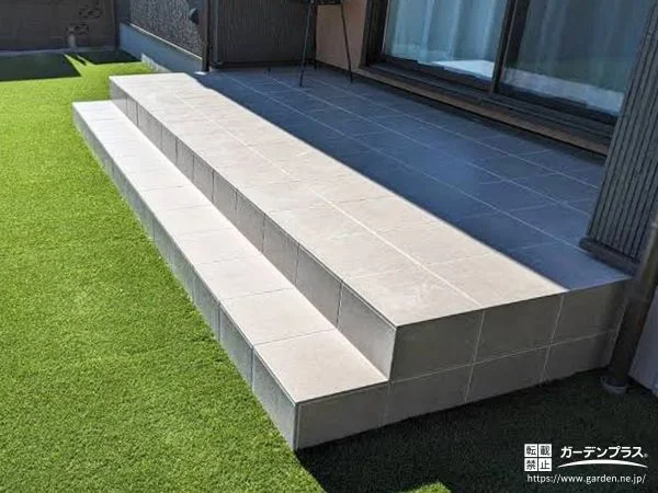 タイルデッキと植栽の施工で心地良く仕上がった寛ぎのお庭工事