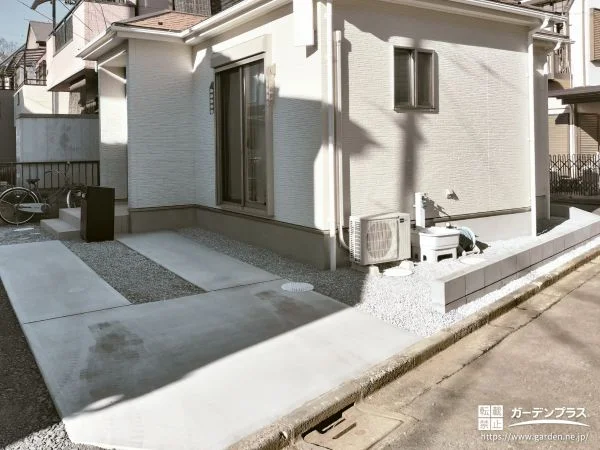 砂利スリットがアクセントになった水はけの良い駐車スペース工事