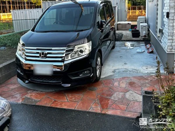 温かみあるカラーの自然石を入り口にあしらった駐車スペース工事