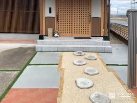 洗い出し仕上げのコンクリートで和の趣きを添えたアプローチ工事