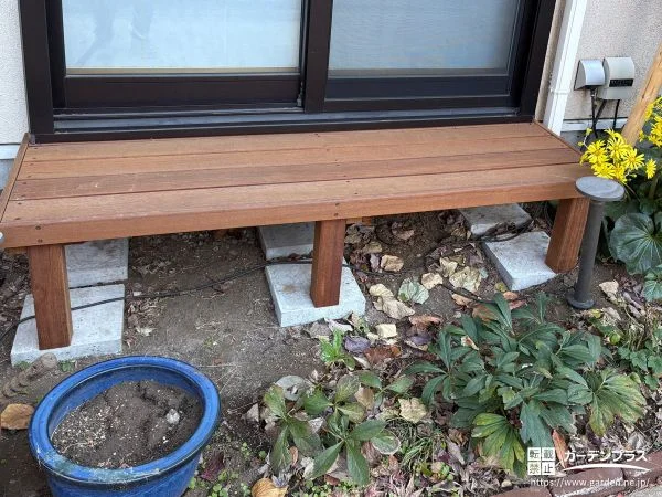 ウリン材の縁側と花壇で楽しむナチュラルで可愛らしいお庭工事