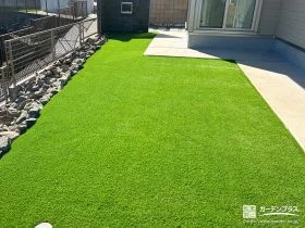 人工芝敷設で明るくローメンテナンスに整えたお庭リフォーム工事