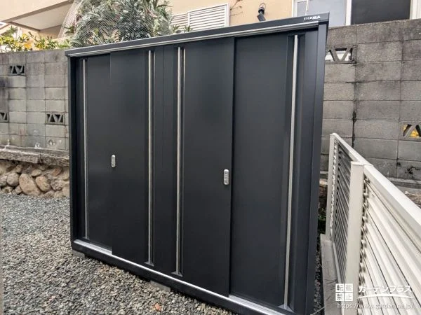 お庭の一画にすっきりとした収納スペースができる物置設置工事