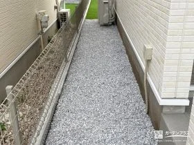 白砂利の敷設で明るく雑草対策をした犬走りリフォーム工事