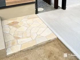 黄色い乱形石アプローチで外構にアクセントを[施工後]