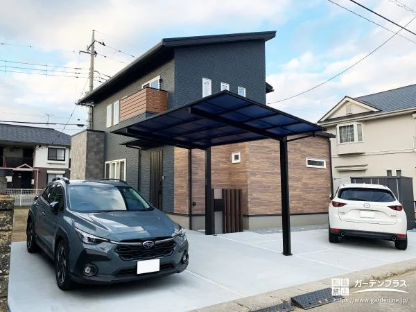 黒×木目調の建物に調和する上質な新築外構