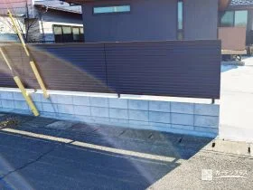 角地の開放感と安心を両立。しっかりプライバシーを守る目隠しフェンス[施工後]